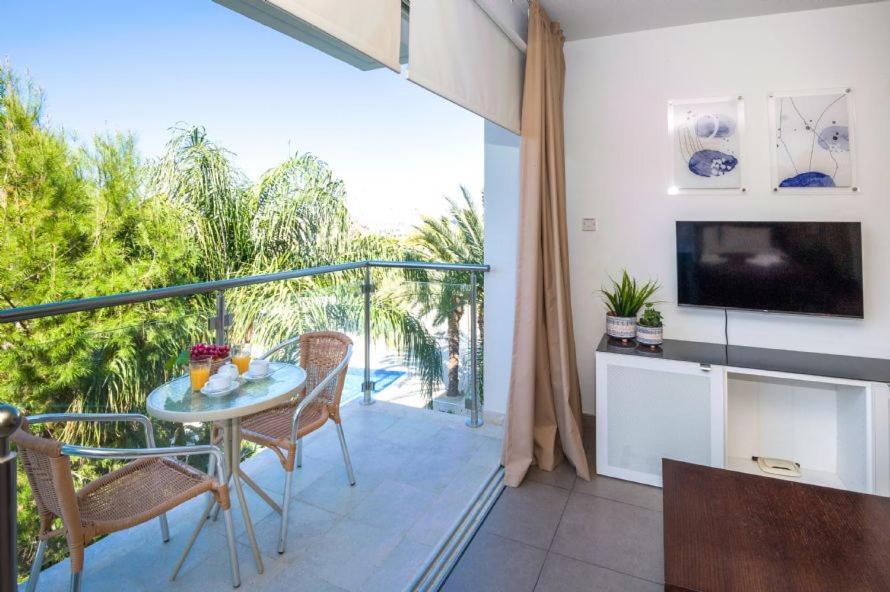 Lucile - Coralli Beachfront Apartment باراليمني المظهر الخارجي الصورة
