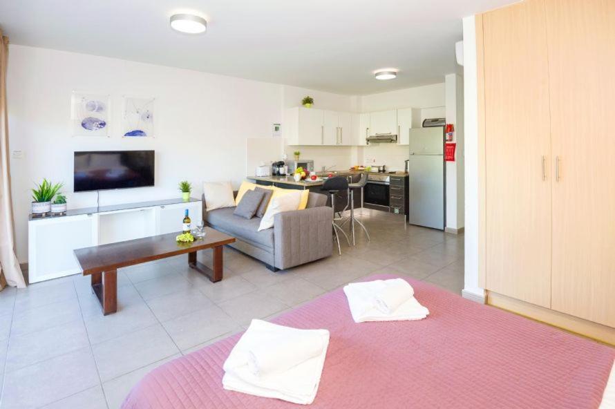 Lucile - Coralli Beachfront Apartment باراليمني المظهر الخارجي الصورة